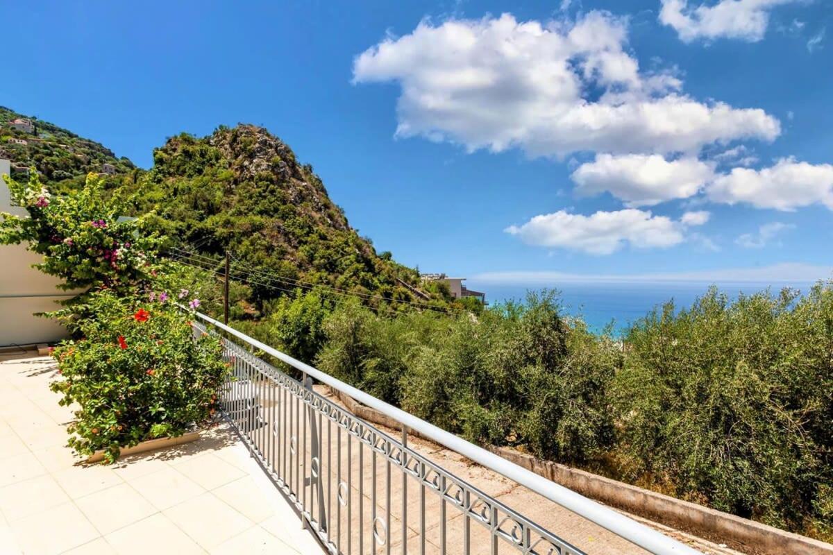 Вилла Aigli Fully Equipped Getaway - Seaview Lux Retreat Каламата Экстерьер фото